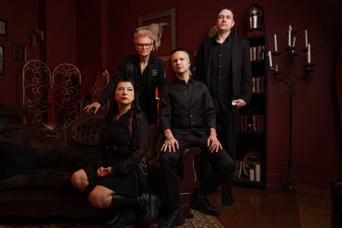 Econoline Crush with Brian Byrne & Clarknova